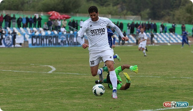 עקיבא חולף על פני חלאיילה (עודד חסין)